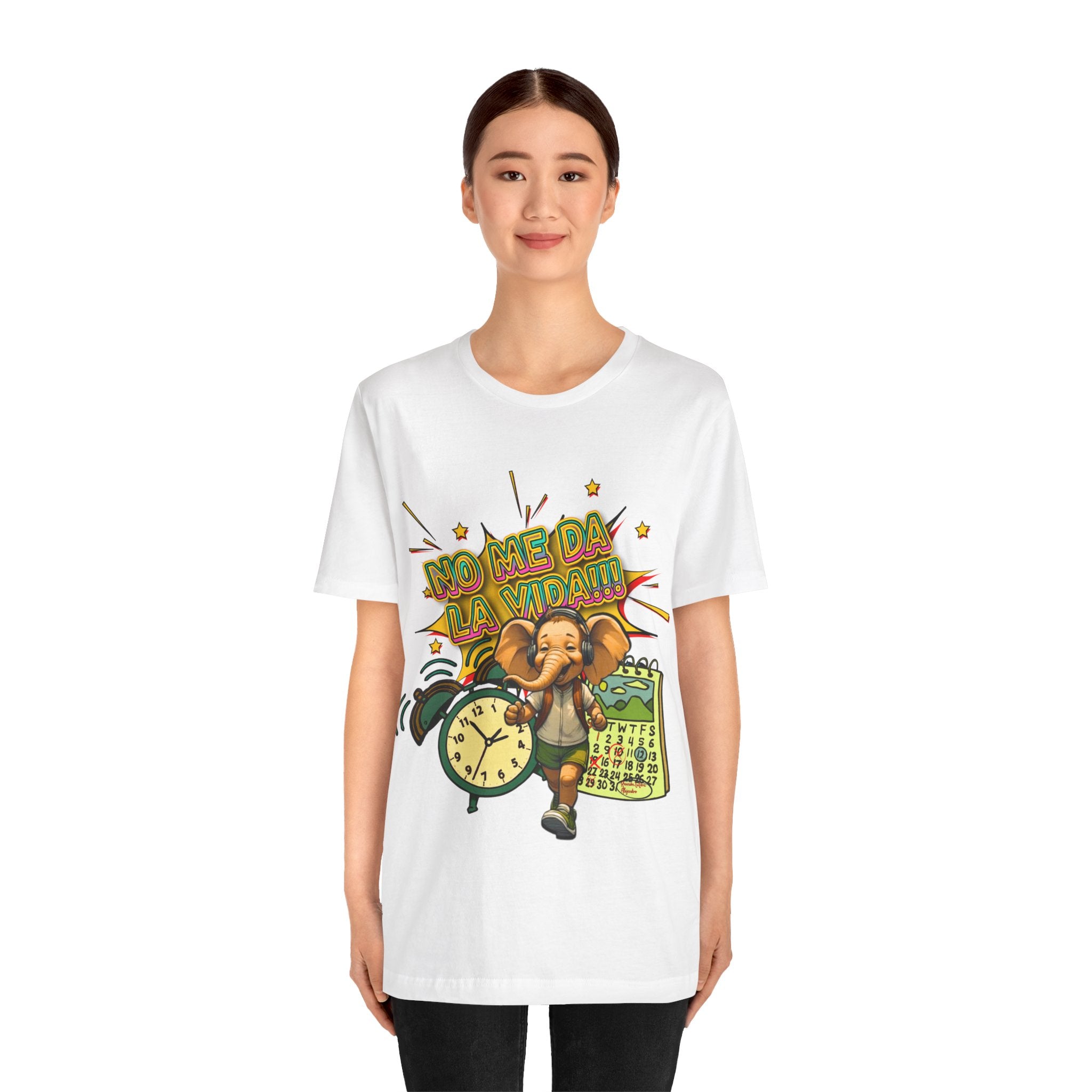 No Me Da La Vida Elephant Graphic Tee — Funny Spanish Alarm Clock T-Shirt