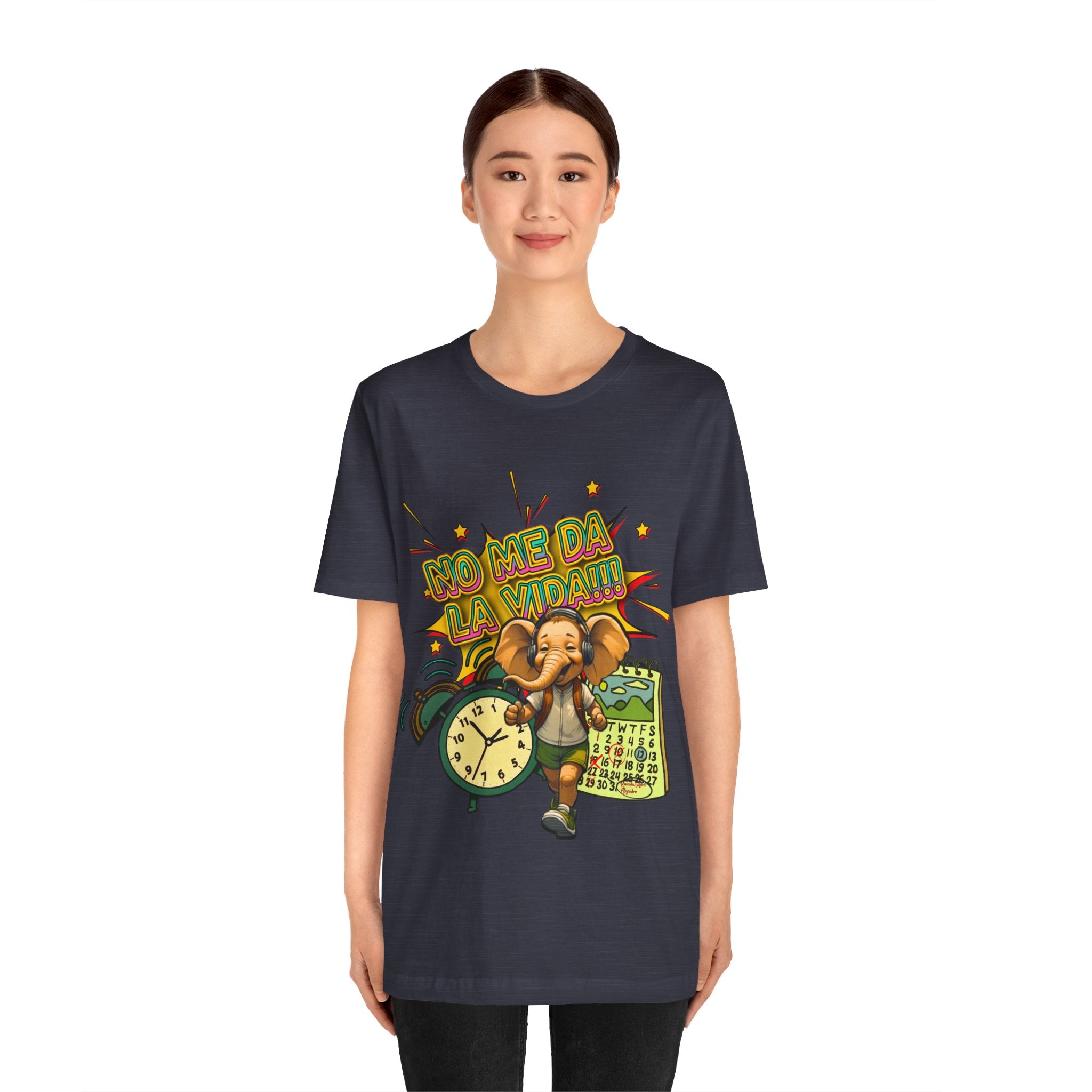 No Me Da La Vida Elephant Graphic Tee — Funny Spanish Alarm Clock T-Shirt
