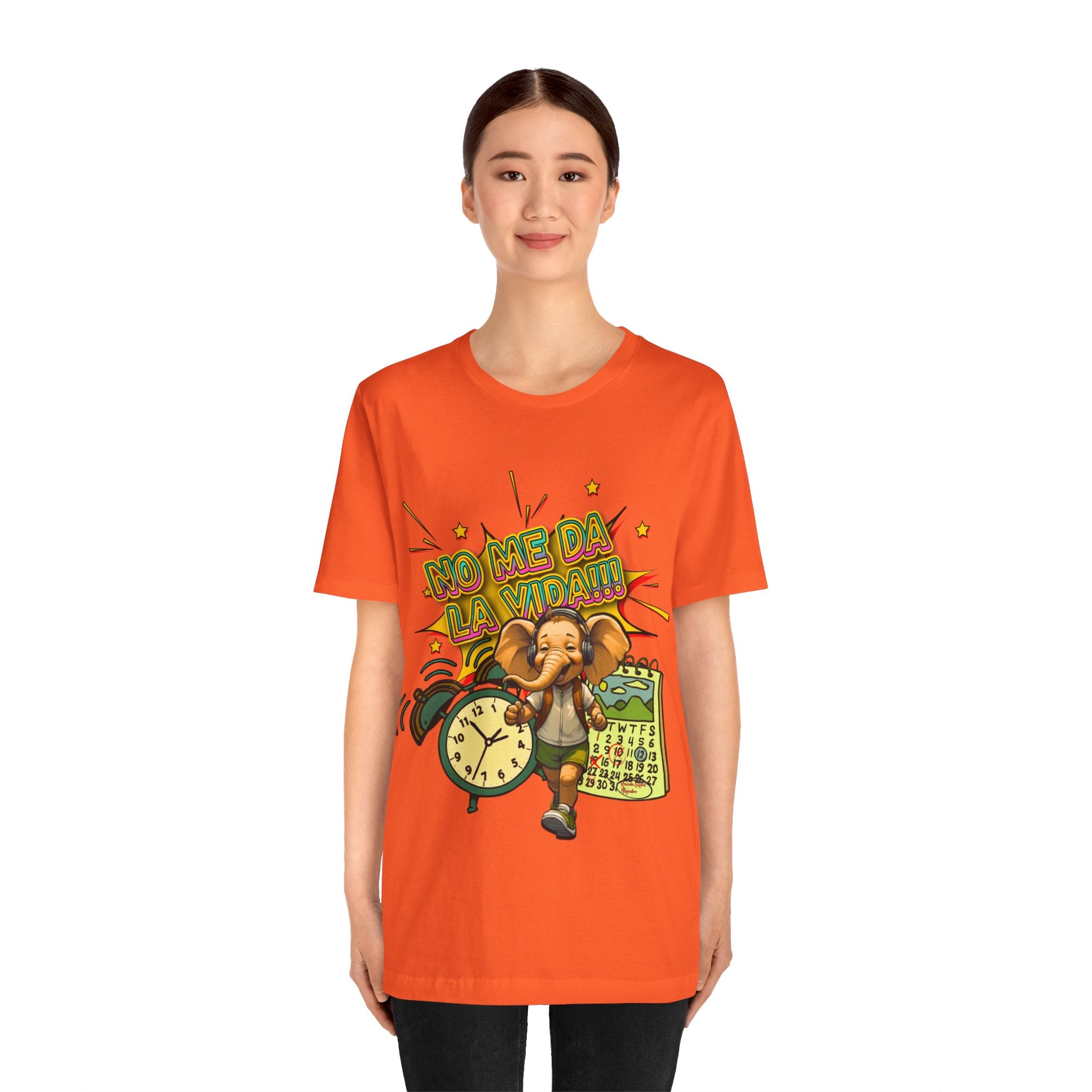 No Me Da La Vida Elephant Graphic Tee — Funny Spanish Alarm Clock T-Shirt